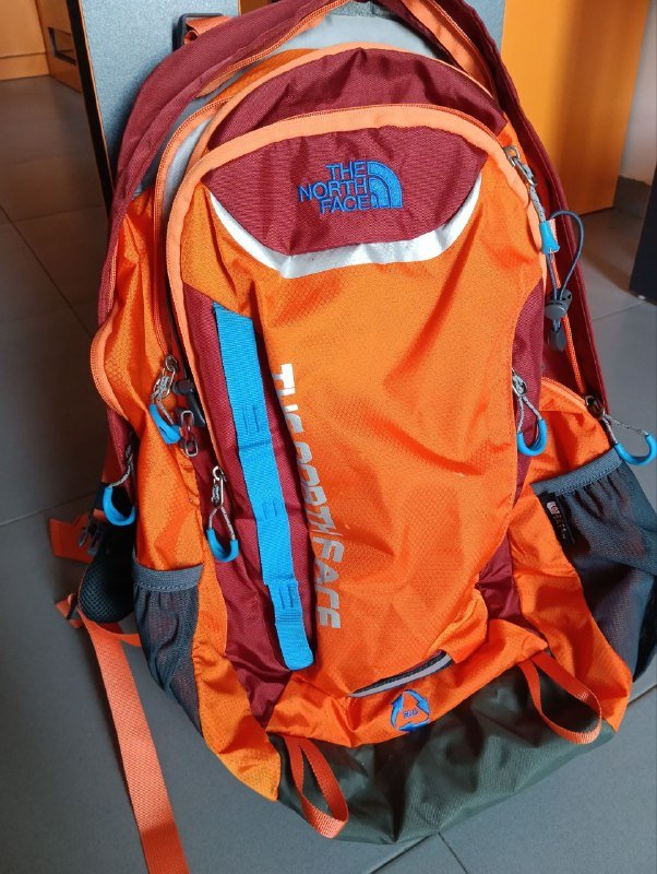 Косметички, адаптеры питания, кабели, зонтик, сумка, рюкзак, щетка и средство для обуви 6