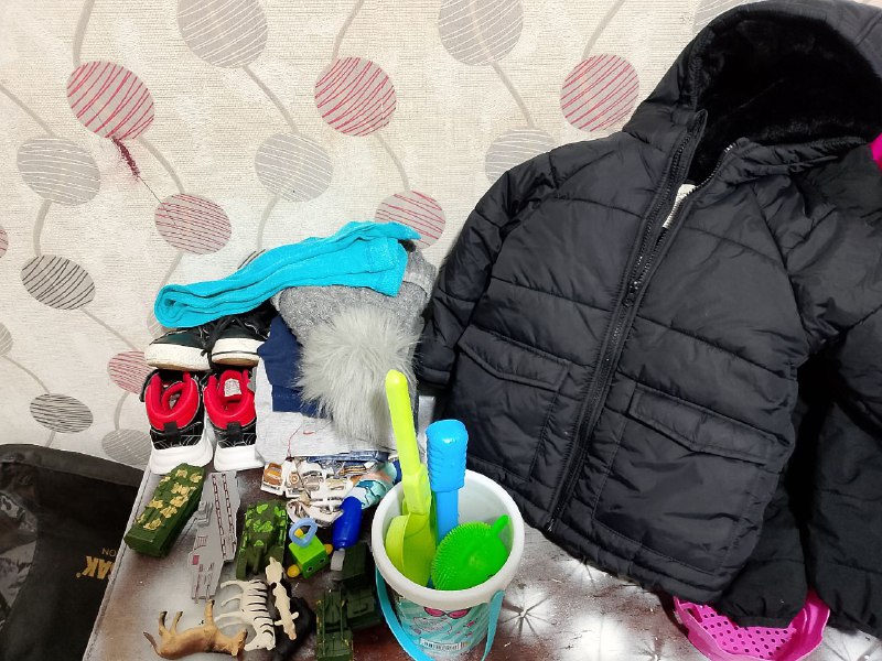 Одежда на мальчика, кроссовки, куртка, игрушки 3-4 года