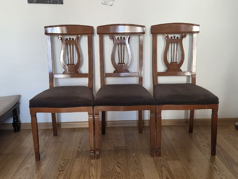 Деревянные стулья