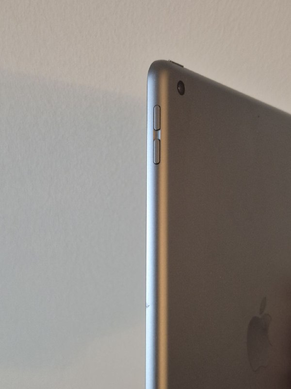 iPad 8 (32GB) с чехлом с клавиатурой 2