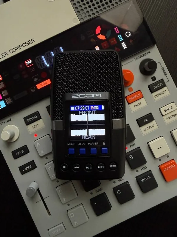 Zoom H2essential 32-bit float аудиорекордер с X/Y микрофонами