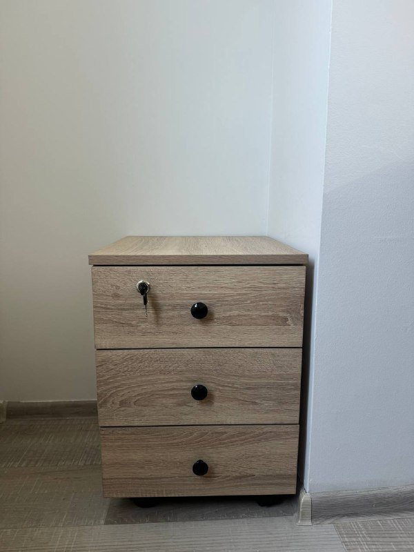 офисная мебель: столы, стулья, тумбочки, диван, доска 9