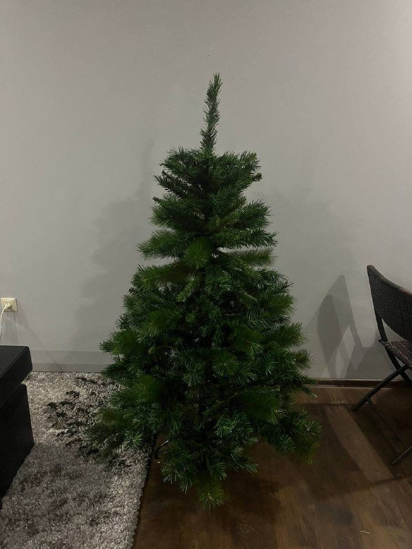 Искусственная новогодняя елка с шариками и гирляндами 2