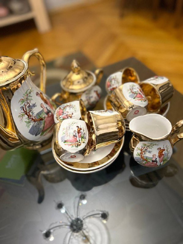 Кофейный сервиз, платье Зара, гранат, браслеты, очки, лоферы, туфли замша