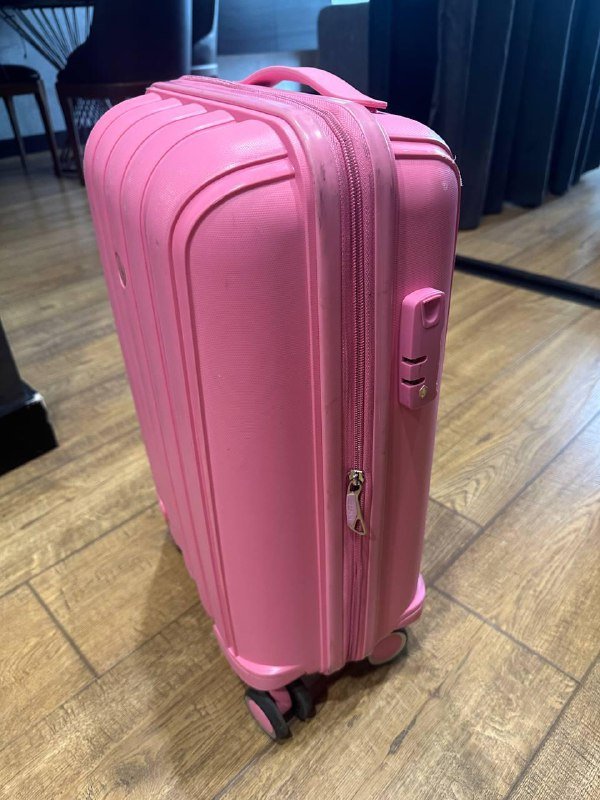 Чемодан розовый 3