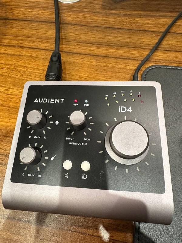 Набор для записи видео и звукозаписи Rode Podmic, Audient ID4 MK2 5