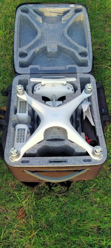 Canon EOS 20D, Canon Digital IXUS, DJI Phantom 4, VGA cable, HDDs, Samsung case 3