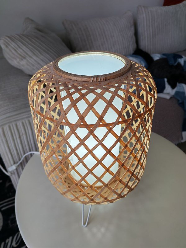 лампа икеевская, два светильника jysk, стол белый икеевский 2