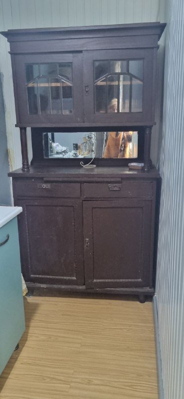 Старинный деревянный буфет с зеркалом