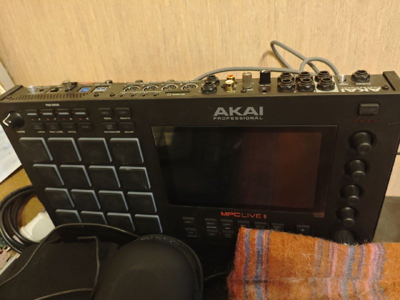 Akai MPC Live MK2 музыкальный инструмент с кейсом