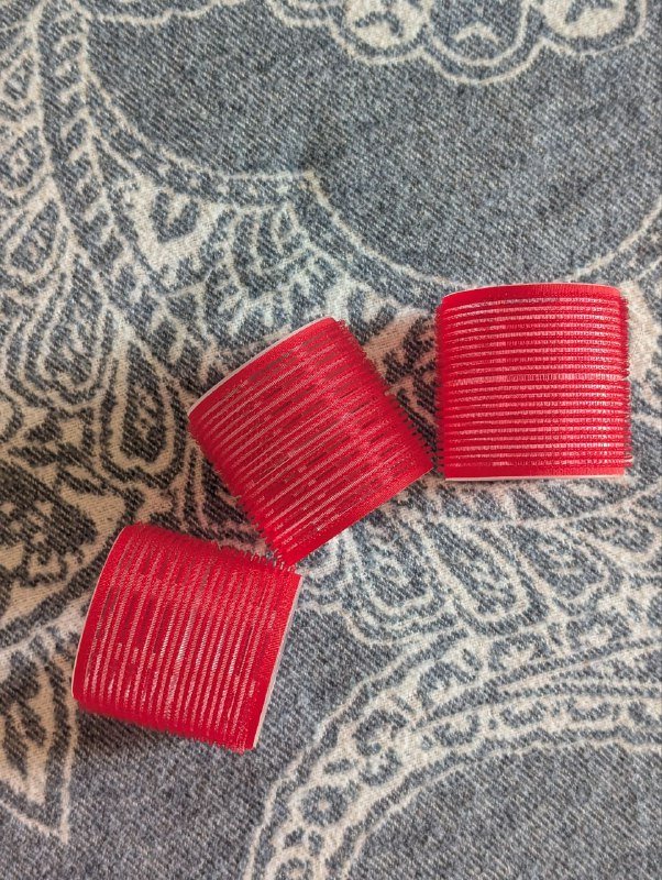 Бигуди, расчёска, маска для волос, соляной скраб