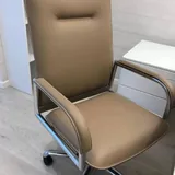 Бежевое компьютерное кресло 3