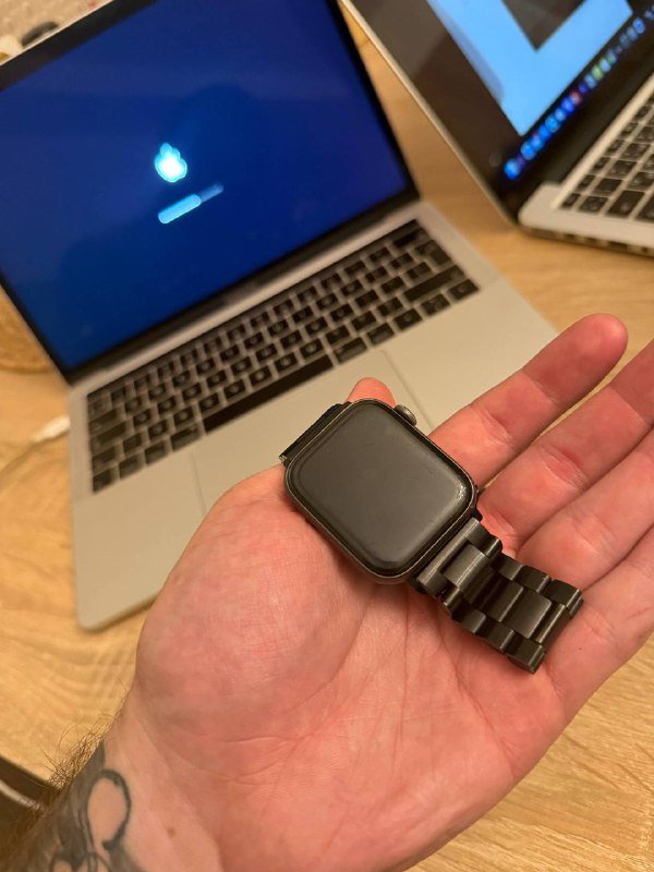 Apple Watch SE со ремешком и зарядным устройством 4