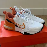 Лоферы Tommy Hilfiger, кроссовки Nike Air Max 8