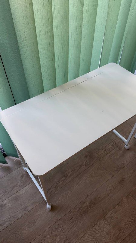 Мобильный компьютерный стол на колёсиках