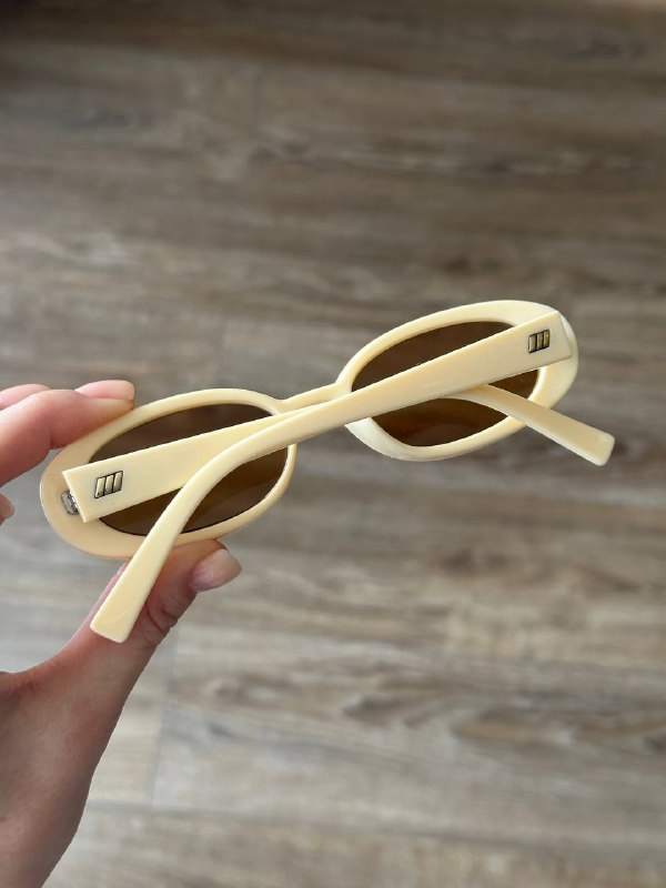 шорты-бермуды ZARA, очки LeSpecs, босоножки Mango 10