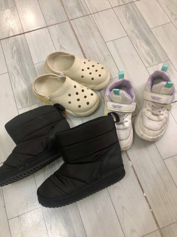 Жилет, брюки, детская обувь, купальник, черные тапочки 3