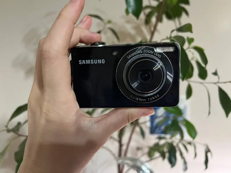 Samsung PL100 — цифровая Y2K-камера 1