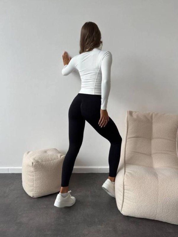 Женская спортивная водолазка и черные лосины 3