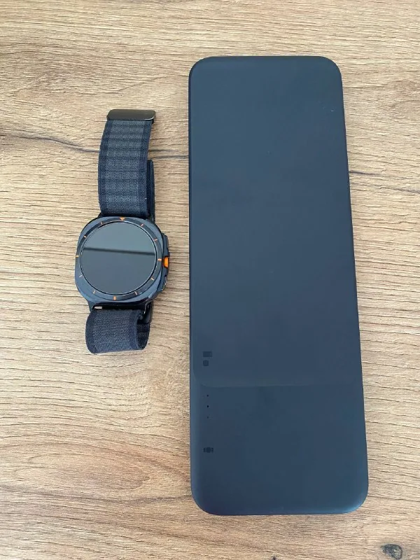 Часы Samsung SM-L705U с беспроводной зарядкой 1