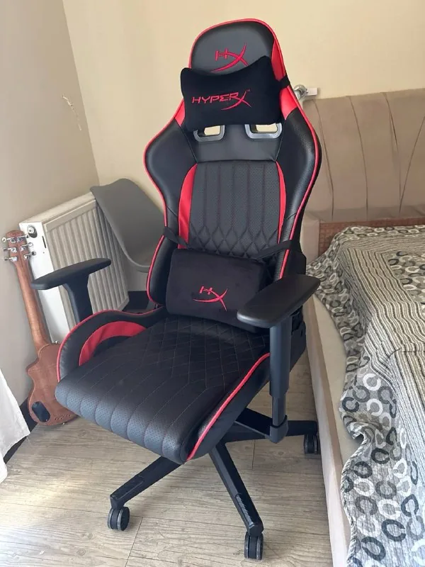Игровое офисное кресло HyperX