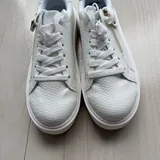 Сумка, женские кеды, детские кроссовки, стулья, чемодан, ящик 3