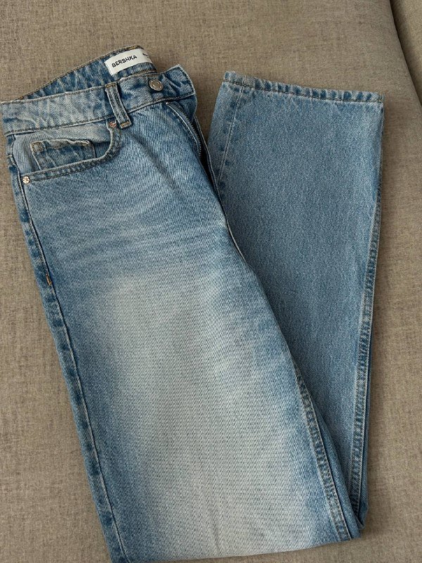 Бежевый тренч, лонгслив Bershka, велюровая кофточка, джинсы Bershka, кофточка Zara