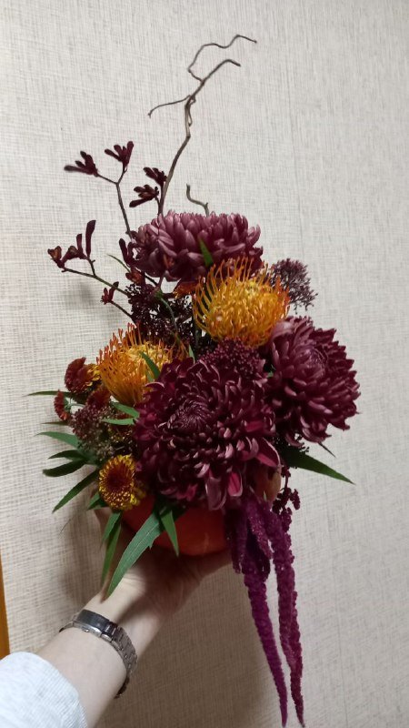 Свежая композиция из срезанных цветов в тыкве