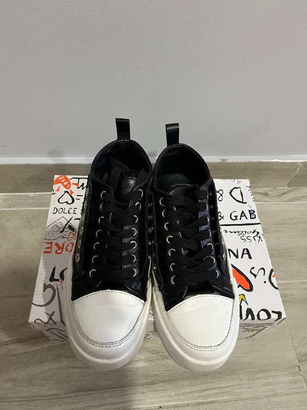 Кеды Dolce&Gabbana, юбка, костюм, футболка, сумка Versace, лоферы Zara