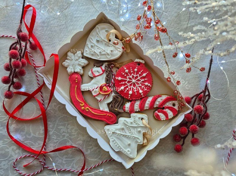 Коробка с пряниками новогодние игрушки и зефирные цветы 7