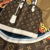 Платок Louis Vuitton, сумка через плечо, серый кардиган 3