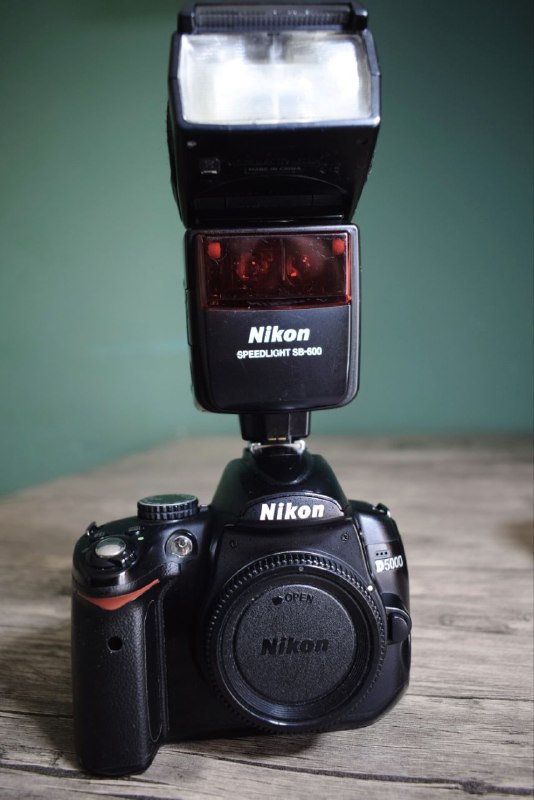Фотоаппарат Nikon d5000 с объективами и вспышкой 2