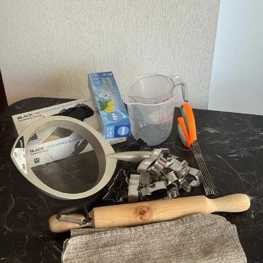 Кухонные принадлежности, формы для печенья, дуршлаг, скалка