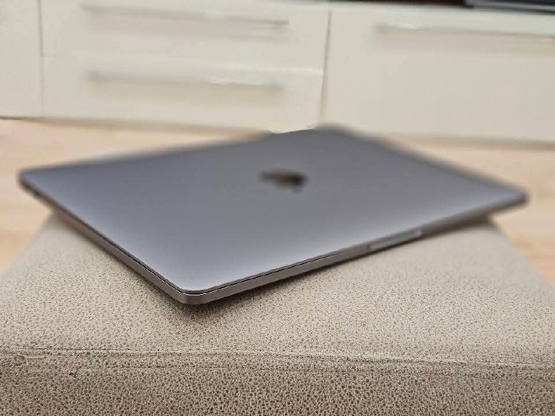 Macbook Air i5 8GB RAM 256GB SSD 5