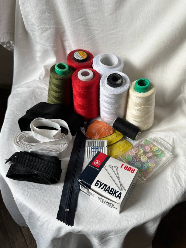 Швейная машинка Janome HOMEDECOR 2320, ткани, нитки, утюг 3