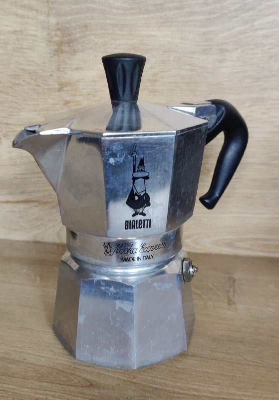 Гейзерная кофеварка Bialetti Moka Express на 2 чашки