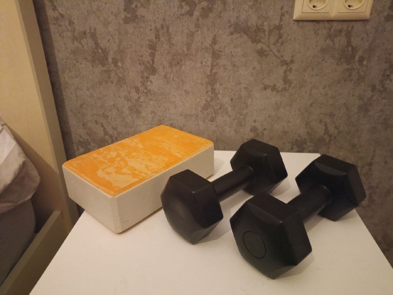Гантели по 2 кг, куб спортивный 2