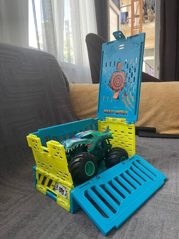 Игрушечный внедорожник с клеткой