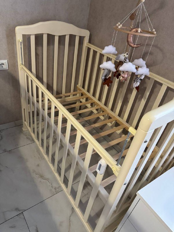 Детская кроватка без мобиля 2