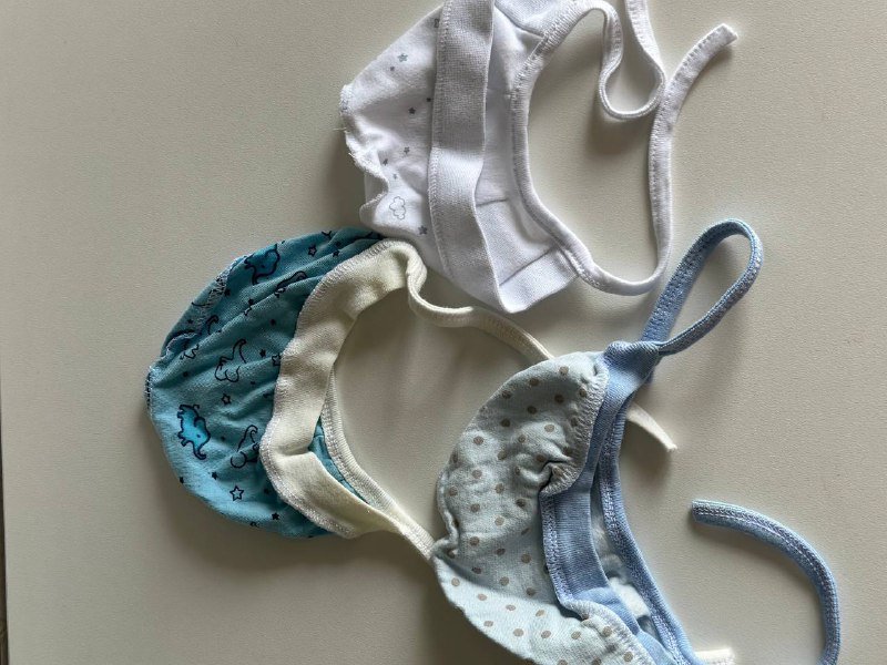 Чепчики, носочки, шапочки, антицаарки на новорожденного