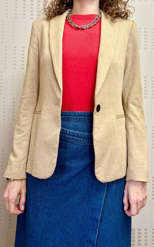 теплый костюм черный, теплый костюм бежевый, женская куртка черная, пиджак песочный, пальто синее, блузка белая, блузка красная, новогодние штаны 4