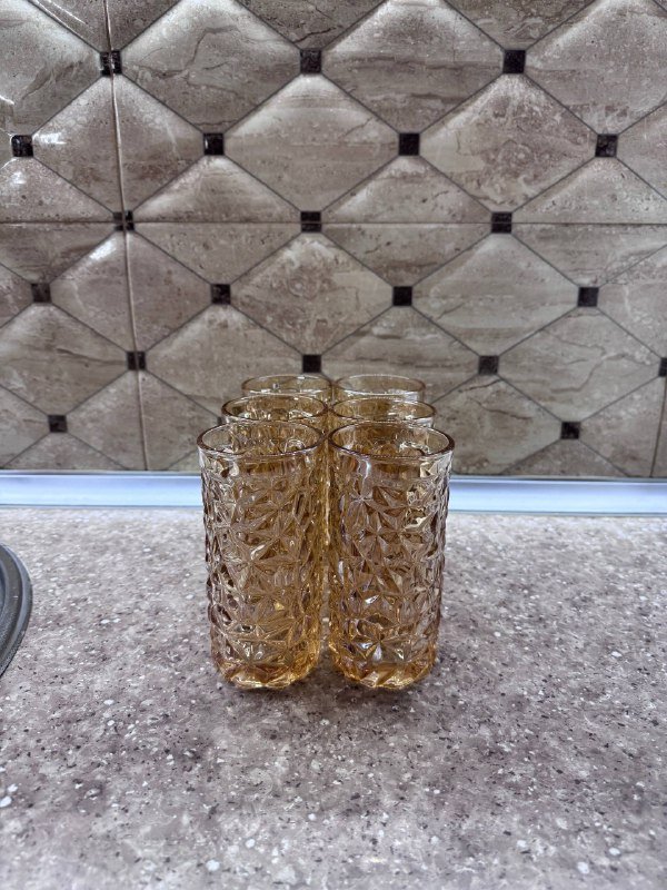 Белые тарелки, чёрные миски, синие тарелки, тарелка с узором, прозрачные и янтарные стаканы 8