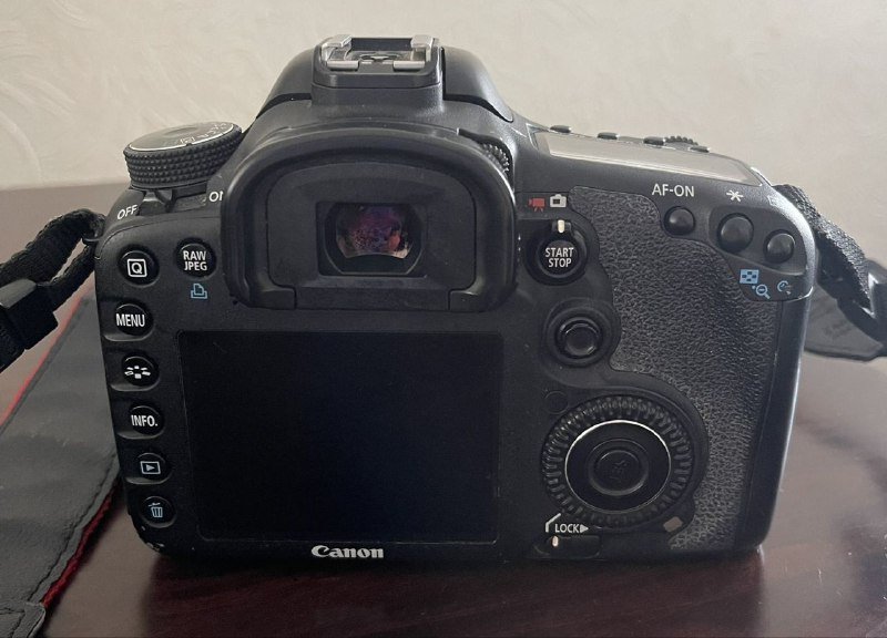 Цифровая зеркальная фотокамера Canon EOS 7D с объективом 3