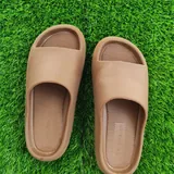 Сланцы Bershka, Adidas Yeezy Slide 1