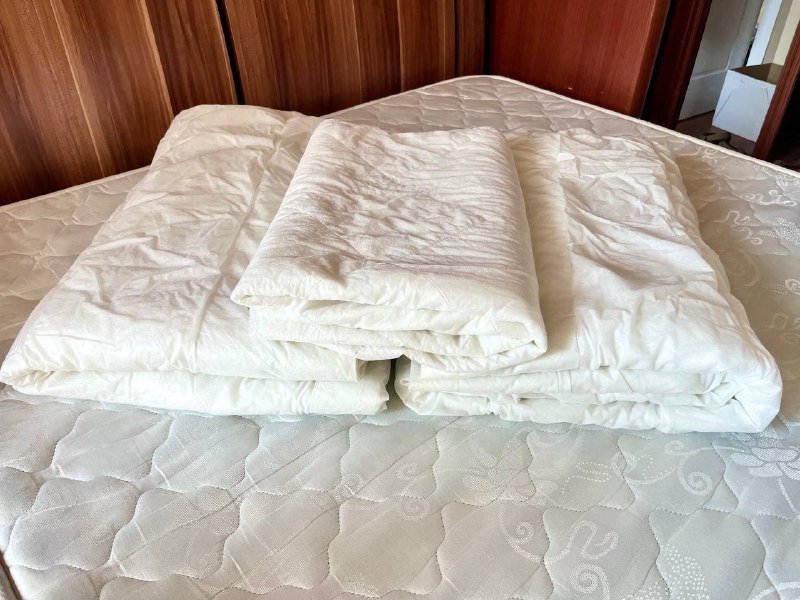 Одеяло теплое синтетическое, подушка, комплекты постельного белья 3