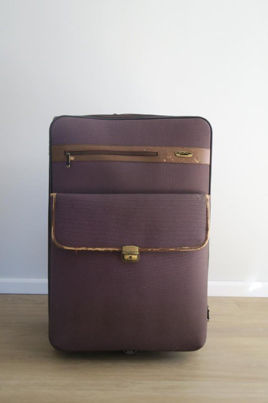 Коричневый чемодан на колесиках