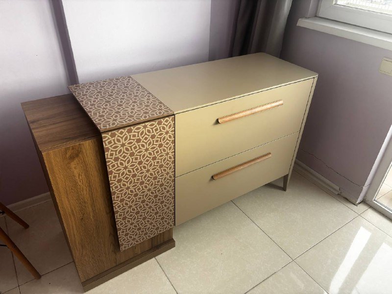 Коричневый комод, шкаф, тумбочки, кровать, зеркало, обувница, вешалка