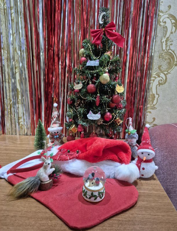 Ёлка с шишками и ягодами, игрушки, гирлянды, венок на дверь 1