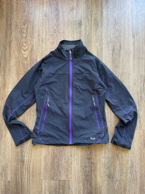 Кроссовки Salomon Gore Tex, Джинсовая куртка Guess, Кроп-топ Nike, Ветровка Rab, Джинсы Jacob Cohën, Мессенджер Jack Wolfskin, Анорак Ellesse, Джинсы Carhartt FR, Свитер Stone Island 4