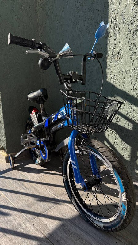 Детский велосипед с дополнительными колесами